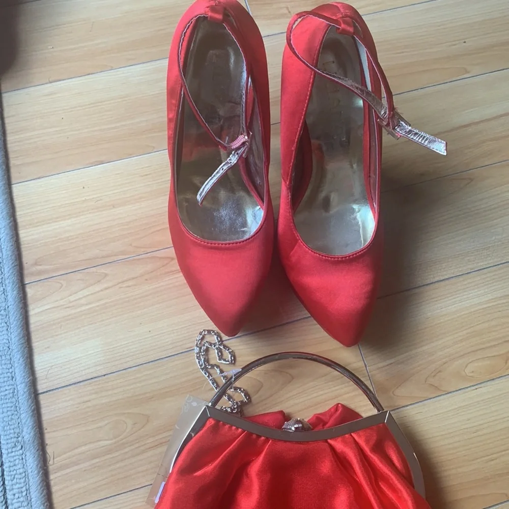 Heels and matching clutch - Picture 4 of 5